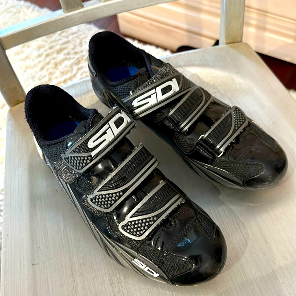 SDI cycling shoes in black. Size M
